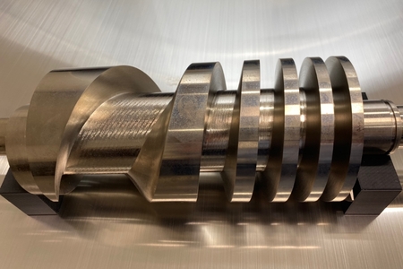 Unequal-to-equal lead screw shaft for vacuum pumps